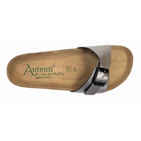 Autenti 16A 740 Piel Plomo, sandalia mujer, una tira, plantilla de serraje, hebillas y piso de goma y corcho